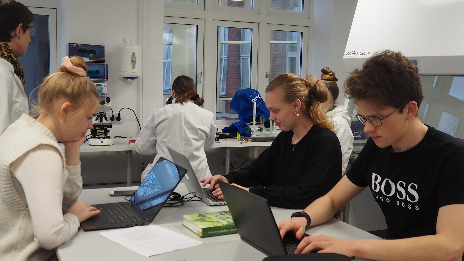 Gruppearbejde i laboratorium