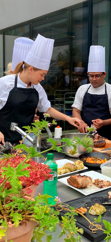 EUX Livet Paa Skolen Kokke I Udekoekken