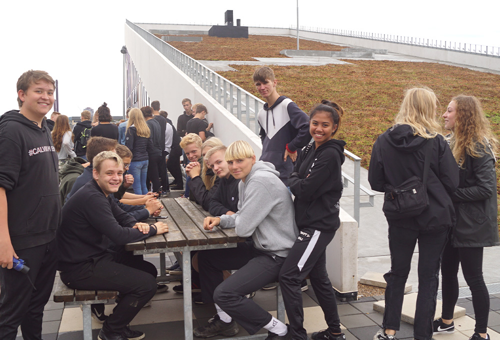 Gruppe af piger og drenge fra erhvervsuddannelserne på tagterassen på College360 Bredhøjvej 8