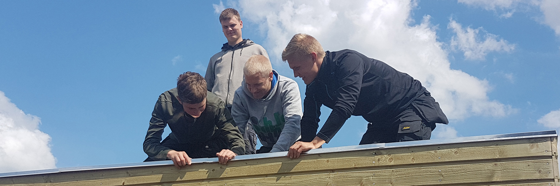 Fire tømrerlærlinge bygger skur