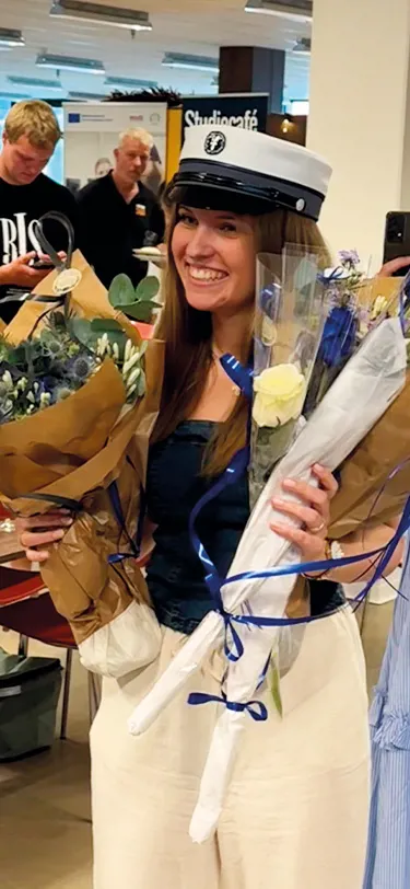 EUX Smilende Student Med Blomster