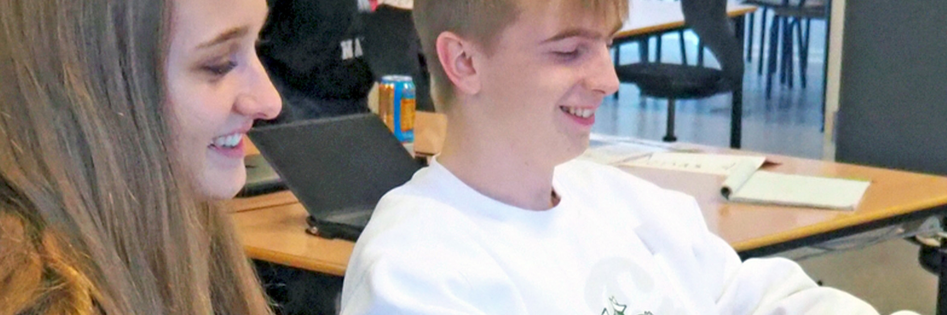 HTX pige og dreng arbejder ved pc