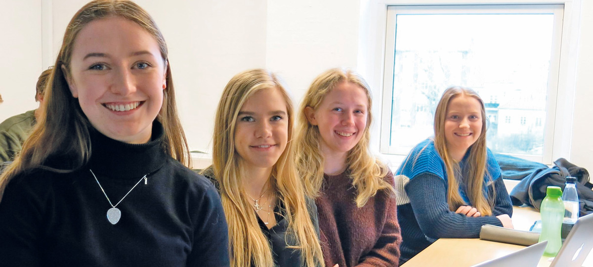 4 HHX piger fra studieretningen innovation og ledelse