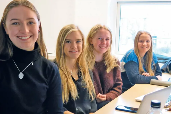 4 HHX piger fra studieretningen innovation og ledelse