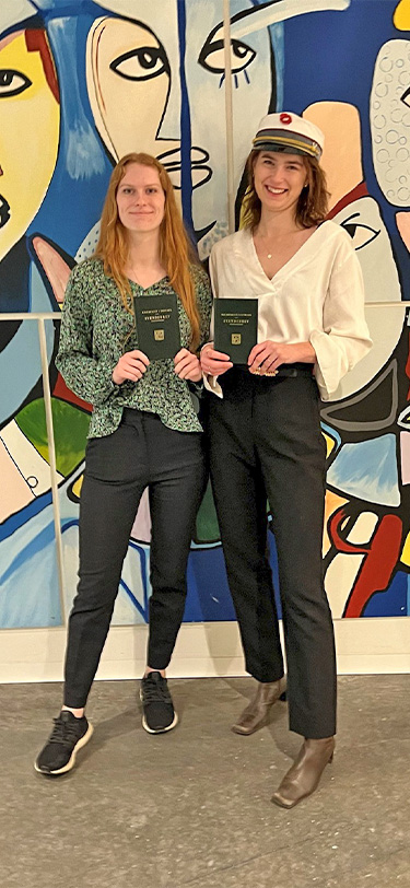 Eux Bygningsmaler To Glade Piger Med Svendebrev