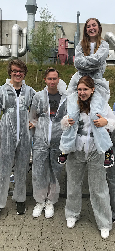 EUX Livet Paa Skolen Gf1 Elever I Rumdragt Til Saebekasseloeb