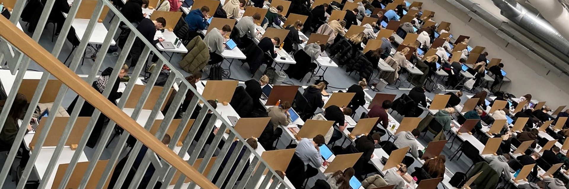 Elever til eksamen i Multisalen på College360