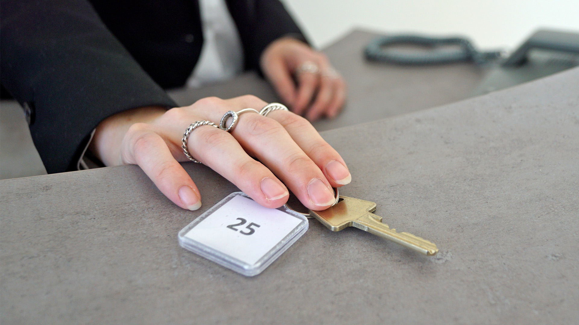 Receptionist udleverer nøgle