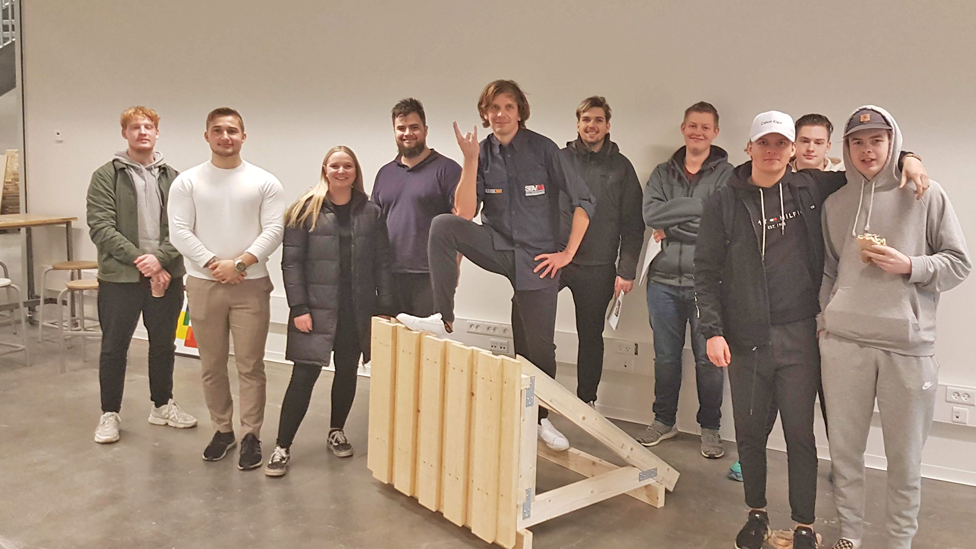Gruppe af elever på tømreruddannelsen viser deres produkt frem