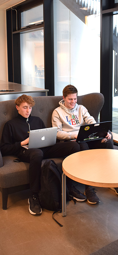 EUD Livet Paa Skolen Elever Med Pc I Sofa