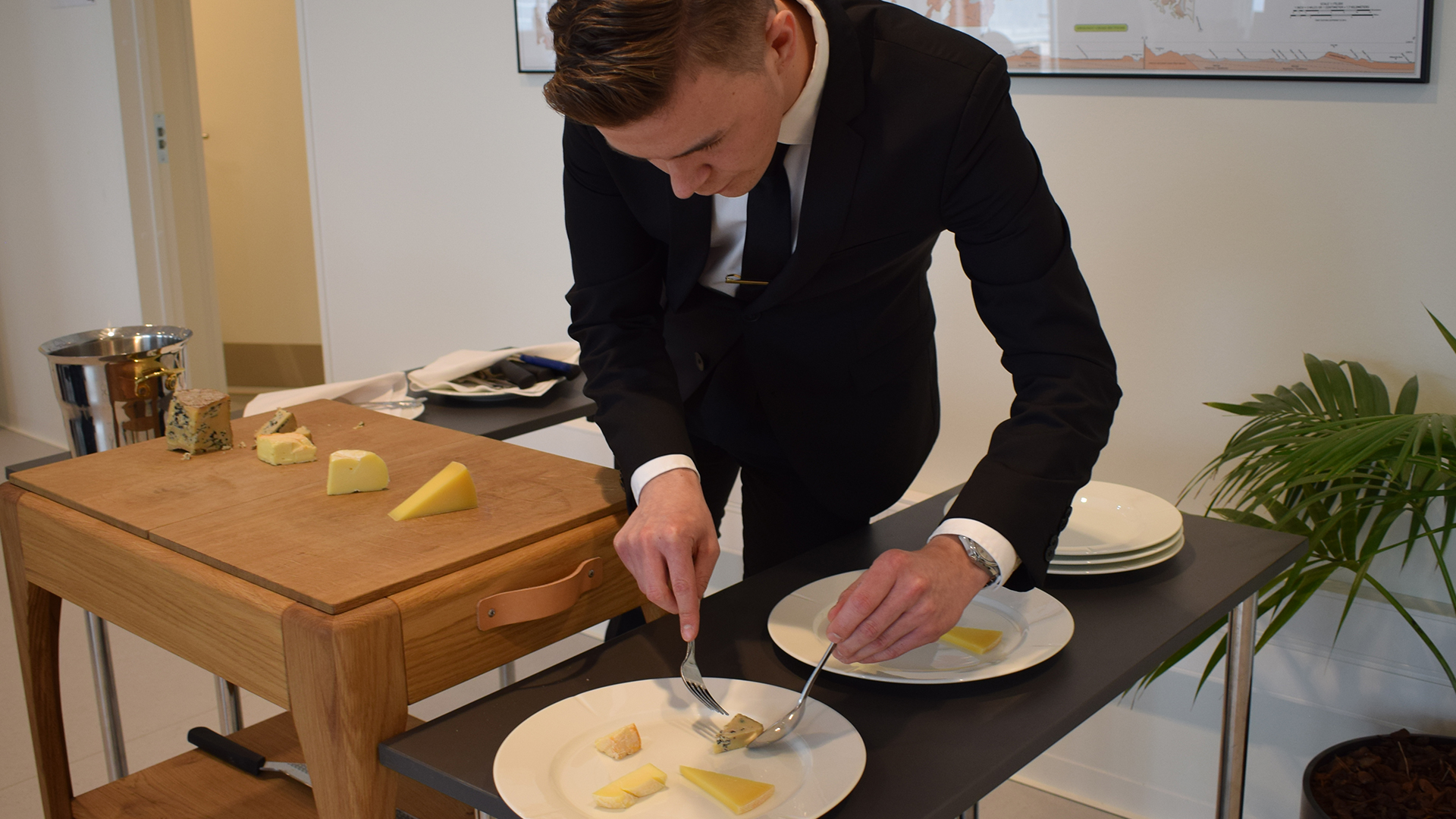 Tjener anretter ostetallerken 