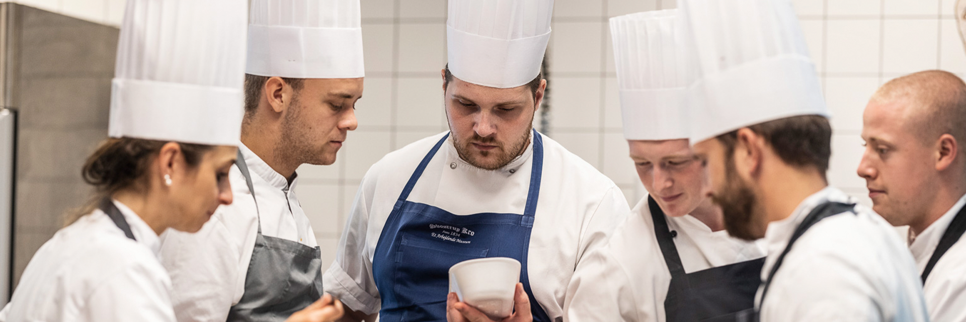 Elever på kokkeuddannelsen i køkken på College360