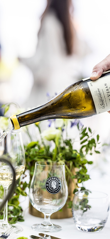 Eud Tjener Skaenker Vin Reiss