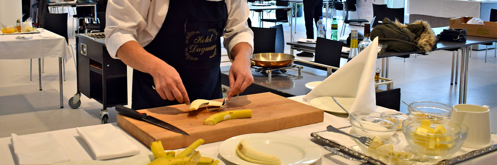 Tjener gør klar til flabering af banan