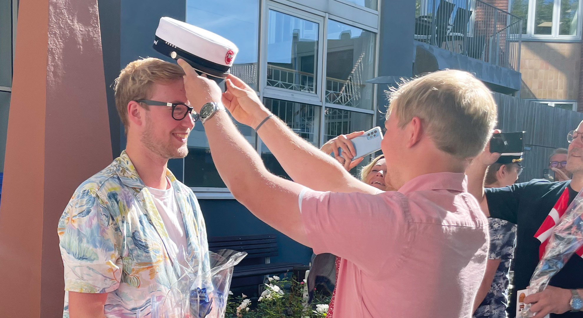 HTX dreng får sat sin studenterhue på hovedet