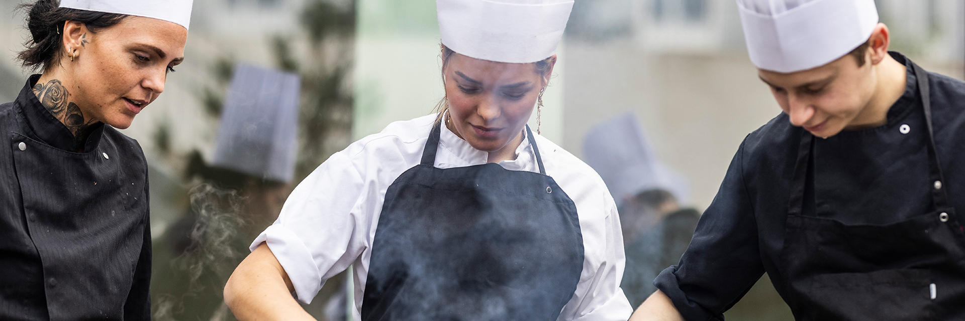 Gastronomer griller kød og grøntsager