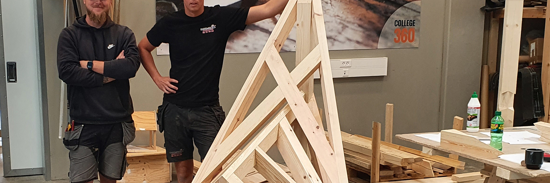 To tømrere fremviser deres konstruktion