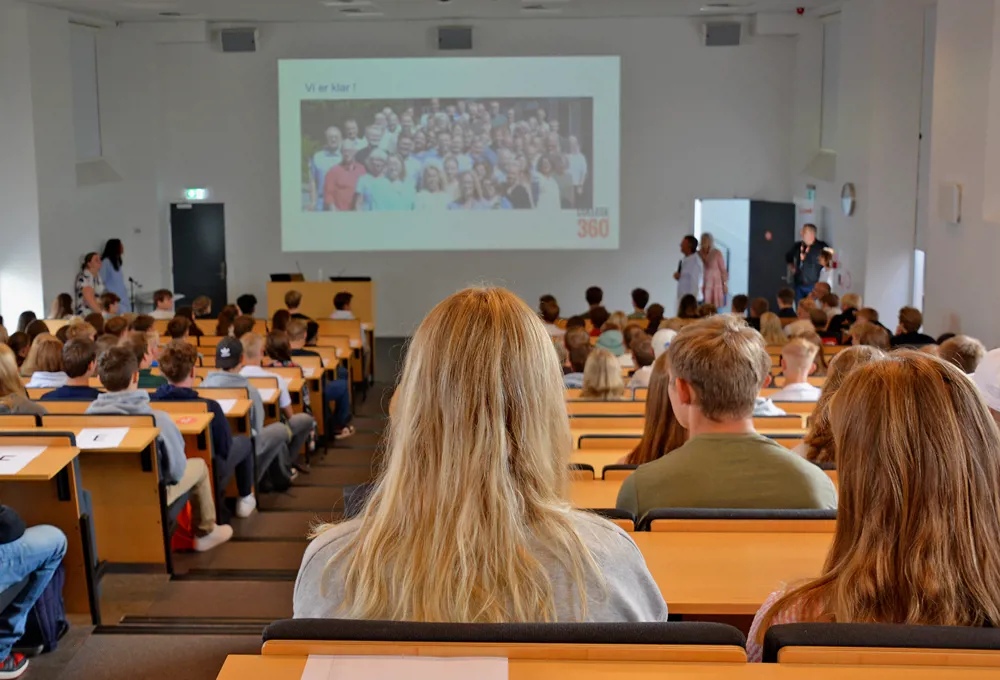 HHX elever til undervisning i auditoriet