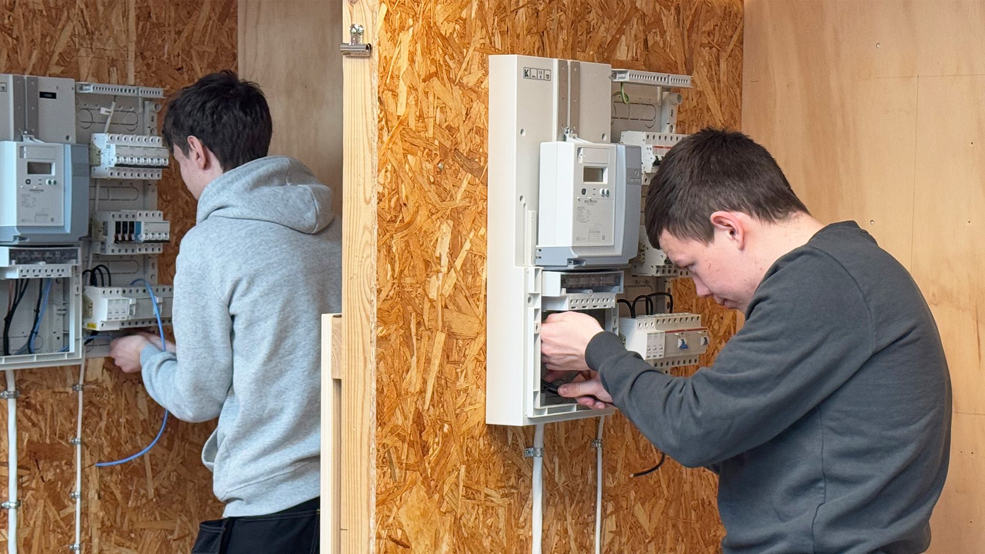 To elever arbejder ved eltavler