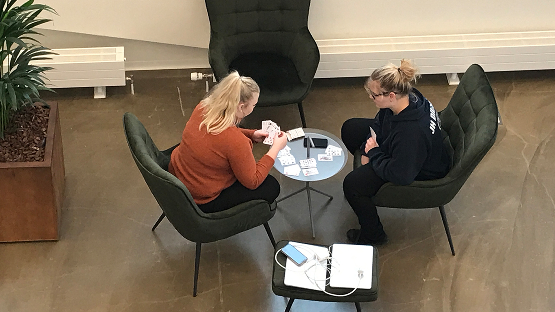 To elever spiller kort i pausen, på Bredhøjvej 8