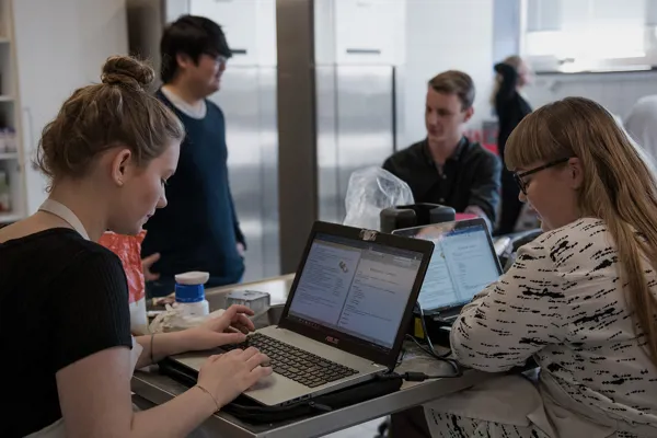 Opgaverne skrives ind på computeren