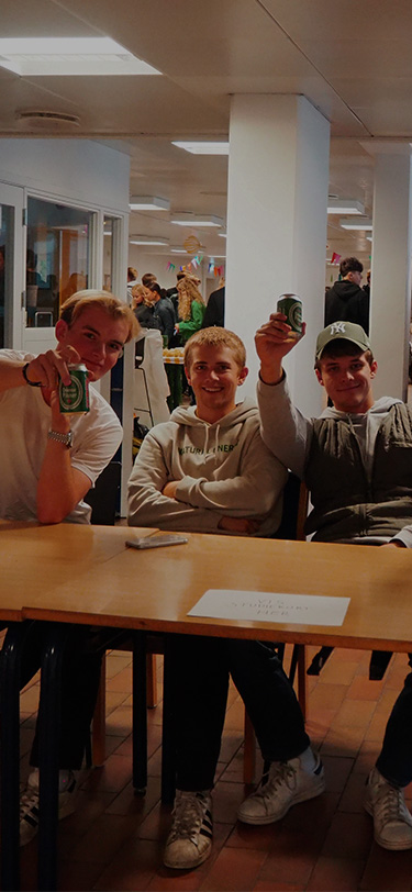 Hhx Livet Paa Skolen Skåler Til Fredagscafé