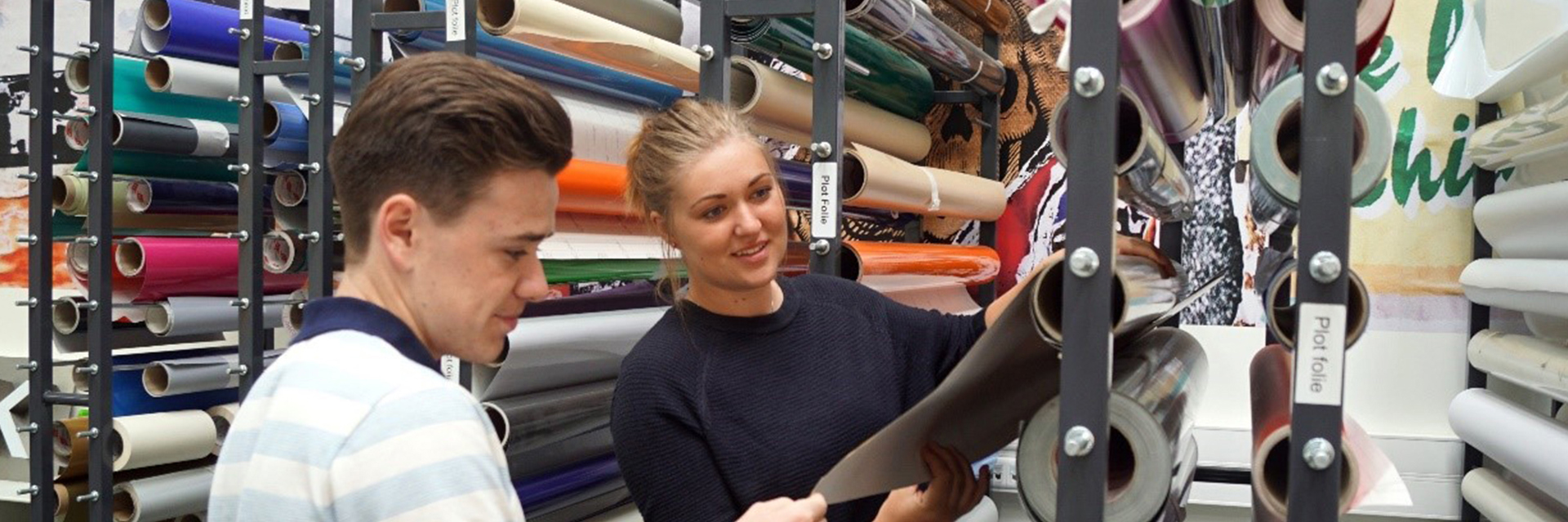 Skilteteknikere kigger på materialer