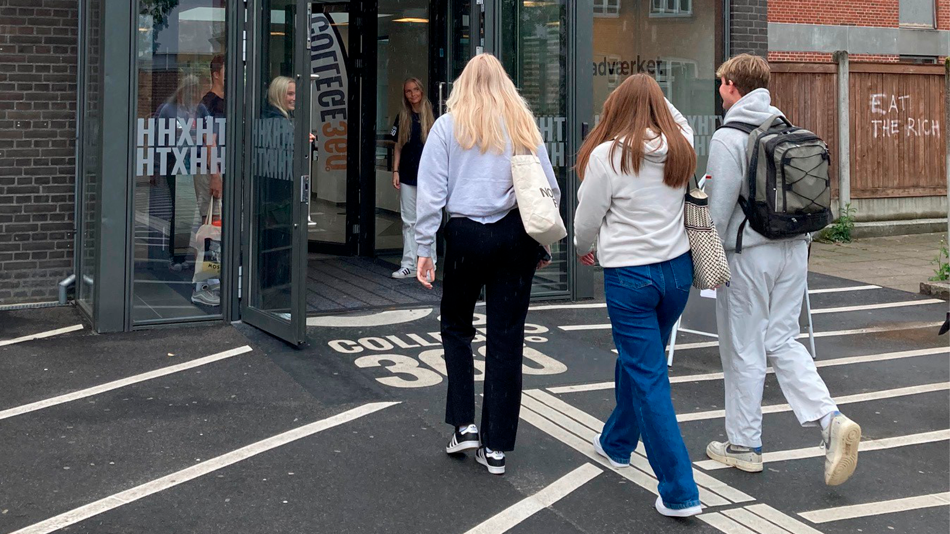 hhx elever går ind ad hovedindgangen til Handelsgymnasiet Silkeborg