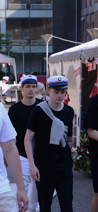 Hhx Livet Paa Skolen Studenter Kommer Gaaende