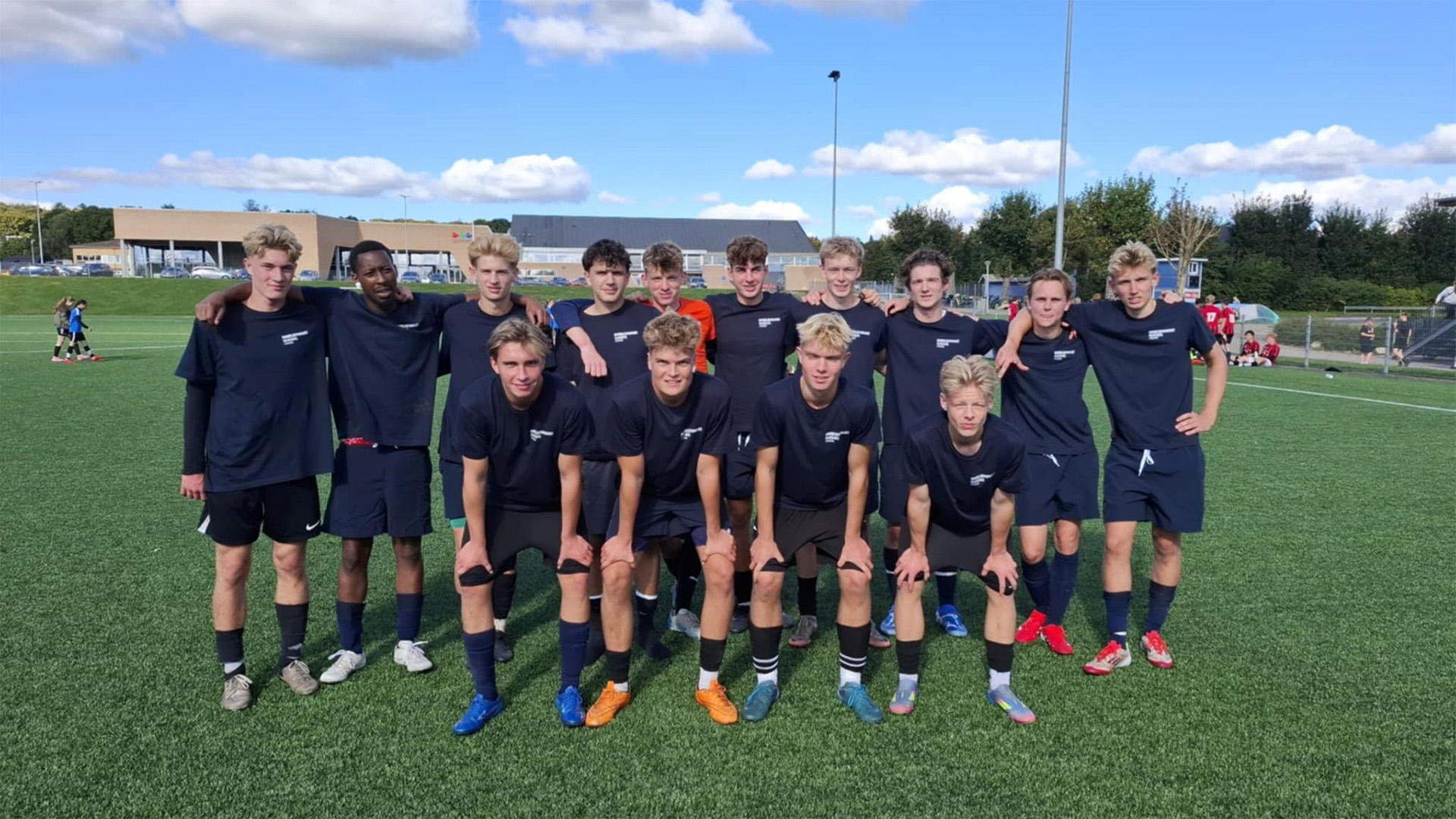 Fællesbillede af hold elever til fodboldturnering i Bjerringbro 2025