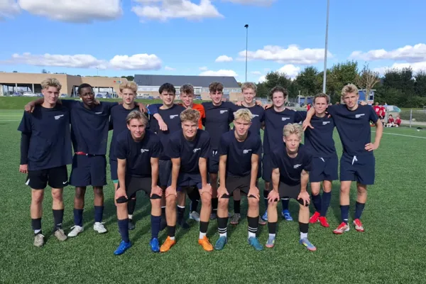 Fællesbillede af hold elever til fodboldturnering i Bjerringbro 2025
