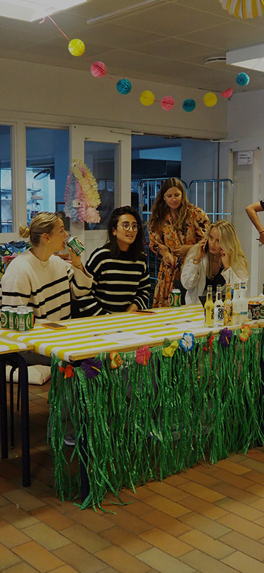 Hhx Livet Paa Skolen Fredagscafé Piger I Baren